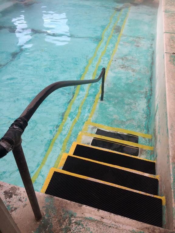 Lolo Hot Springs Otel Dış mekan fotoğraf